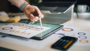 予算資料を分析する手元｜業務自動化の費用相場と考え方