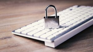 キーボード上の南京錠｜ChatGPTを安全に使うための注意点