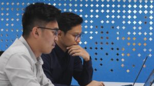 PCで業務データを扱うビジネスパーソン｜生成AIの業務活用