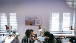 チームで働く中小企業のイメージ（人手不足とAI活用）