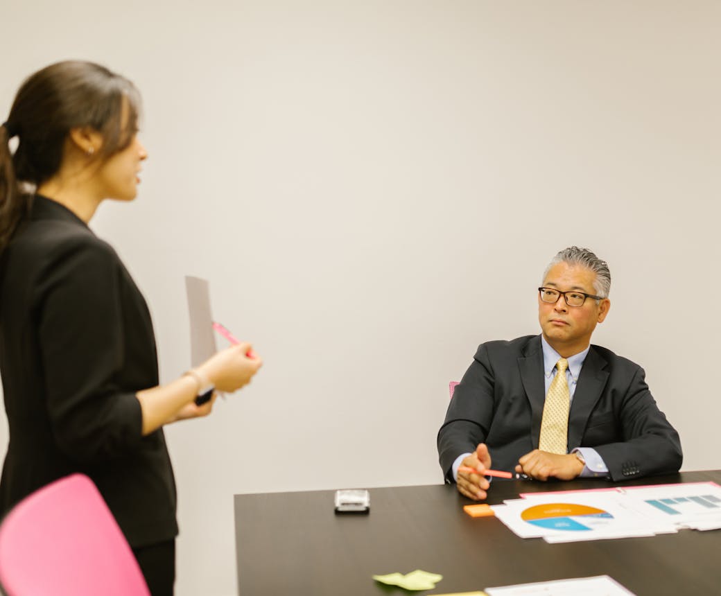 オフィスで打ち合わせ・相談をする日本のビジネスパーソン